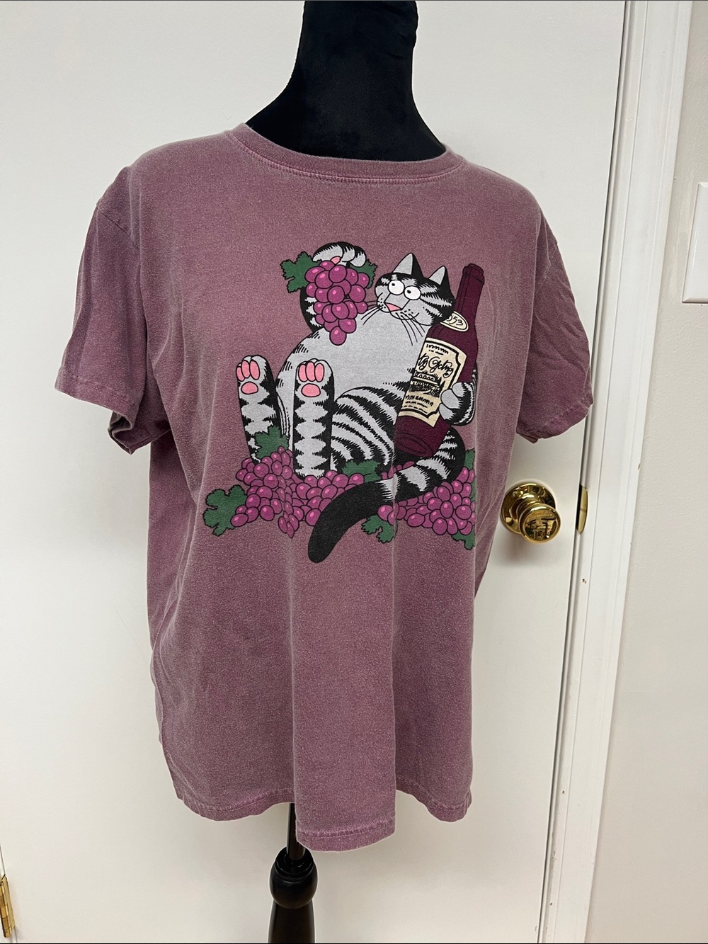 Casual Mauve Cat Graphic Tee with Grape Print